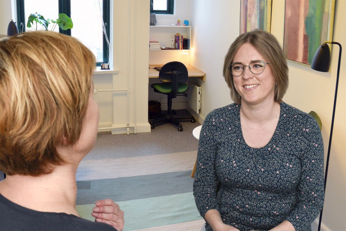 Psykoterapeut Stine Zink i Århus taler med klient