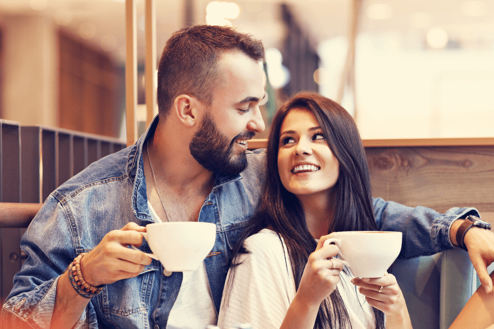 mand og kvinde drikker kaffe på date