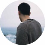 Mand ser ud over havet – i refleksion efter skilsmissen