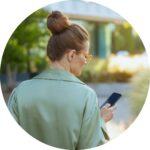 Kvinde kigger på telefon – på farten og i forandring