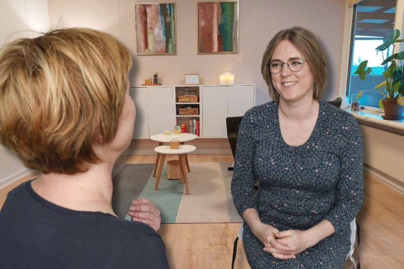 Psykoterapeut i samtale med klient i terapirum i Højbjerg, Aarhus