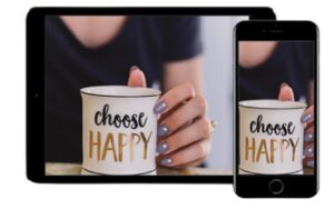 videre-efter-skilsmisse-modul-4-følelsesmæssigt-kaos Person holder en kop med teksten “choose happy” – symbol på selvomsorg og følelsesmæssigt valg.