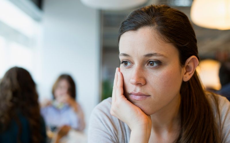 Kvinde med eftertænksomt blik – dårlig samvittighed efter skilsmisse