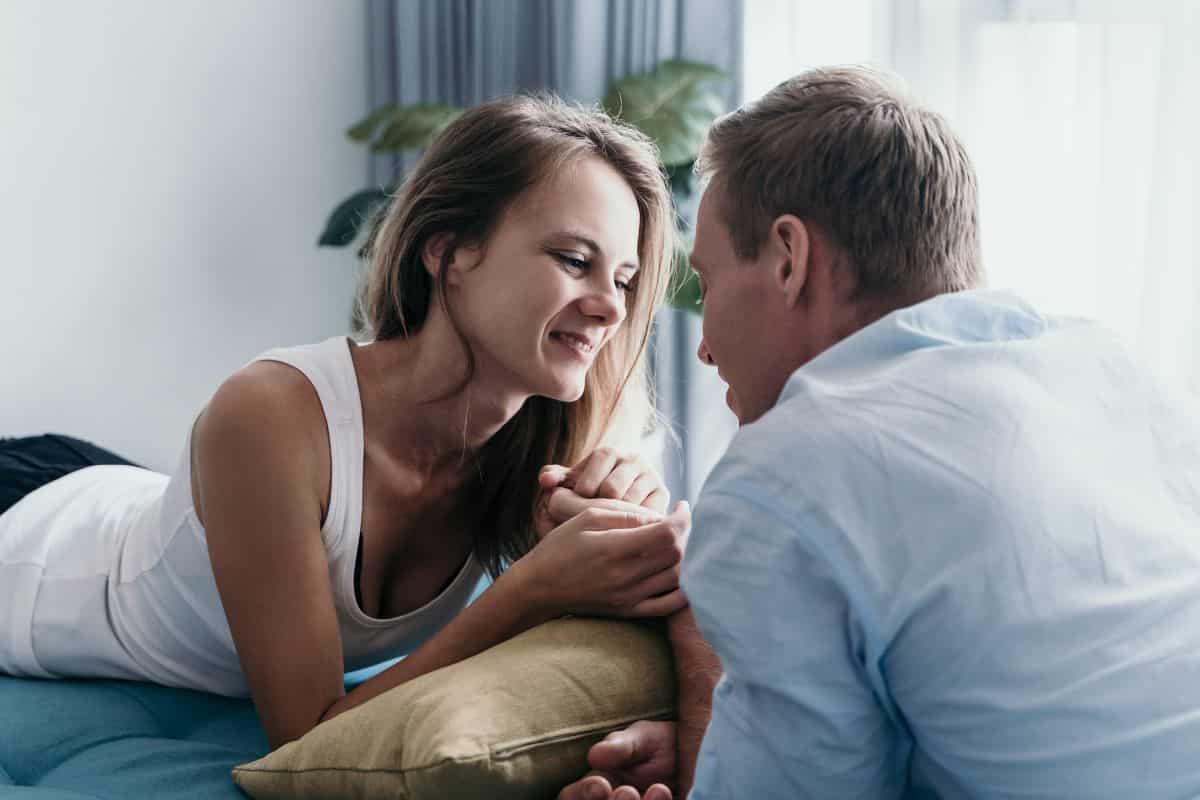 Et par i kontakt – kvinden giver manden et blødt, anerkendende blik.