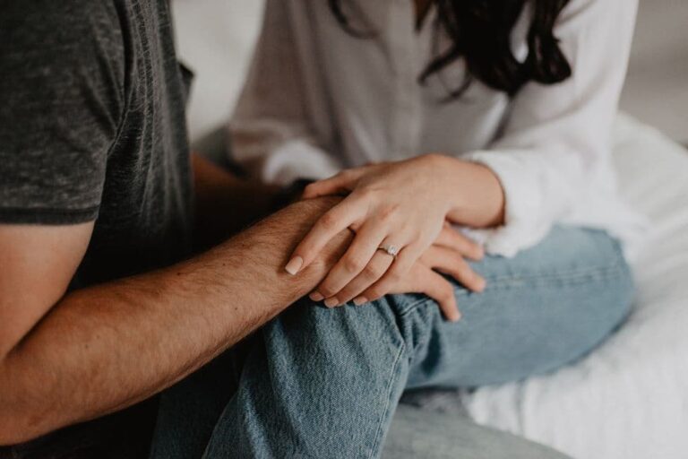 Med hænderne på partneres viser kvinde villighed til at være redder