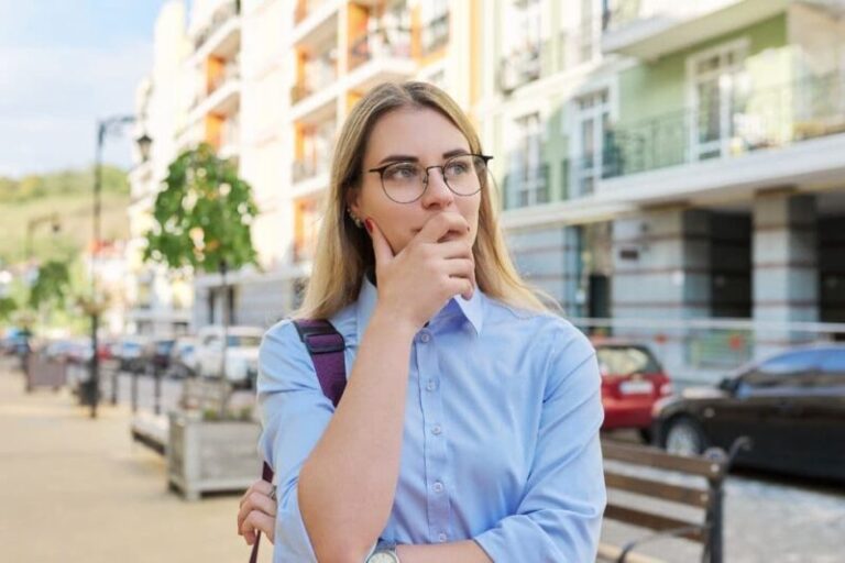 Eftertænksom kvinde mærker stik at jalousi